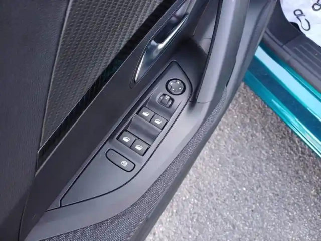 Peugeot 2008 hybrid 145 e-dcs6 — photo 29