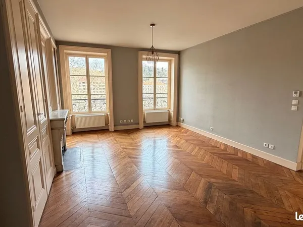Rare à la vente - LYON 9ème - T3 AU DERNIER ÉTAGE AVEC VUE SUR LA SAÔNE ET 26 M² DE COMBLES AMÉNAGEA