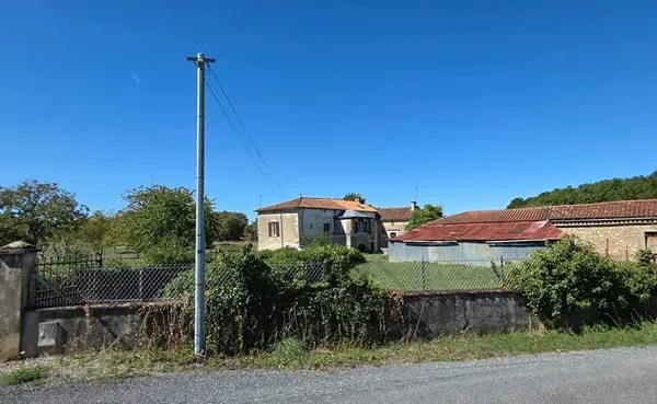 Ensemble de 2 maisons à rénover, jardin 2 650m² à LA ROCHETTE (16)