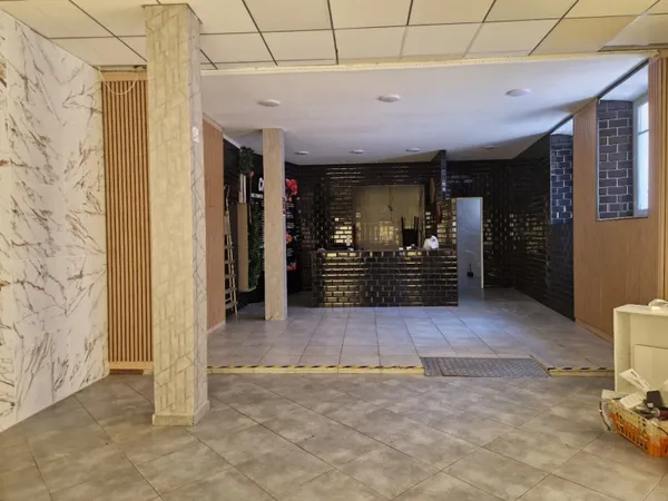 Local commercial 4 pièces 181 m²