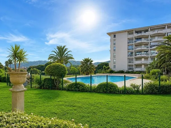 JUAN LES PINS - APPARTEMENT TYPE 5 PIÈCES 102M2 - PISCINE - PAR