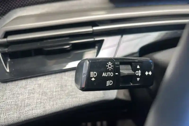Peugeot 3008 hybrid 136 e-dcs6 — photo 28