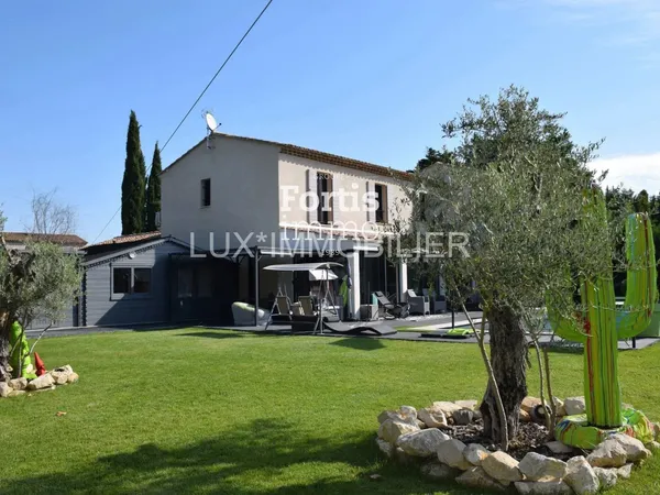 SAINT-RÉMY-DE-PROVENCE – VILLA CONTEMPORAINE AVEC VUE SUR LES ALPILLES