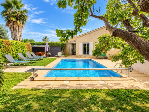 MARIGNANE ? MAISON DE 130 M² AVEC 4 CHAMBRES DONT 2 DE PLAIN-PIED, PISCINE ET JARDIN AVEC CUISINE D'