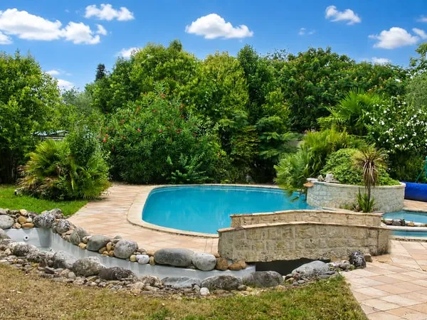 Ensemble immobilier avec maison principale et appartement in