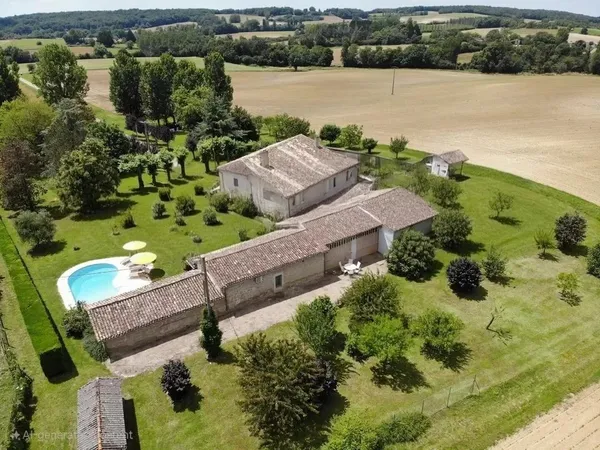 Conversion de grange moderne et ferme familiale traditionnelle