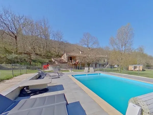 7 hectares de terrain, piscine, aucun vis-à-vis! Saint Antonin à 15 minutes.