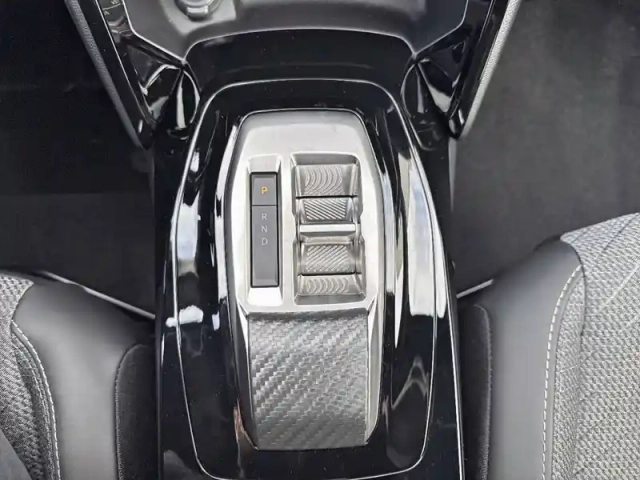 Peugeot 2008 hybrid 145 e-dcs6 — photo 34