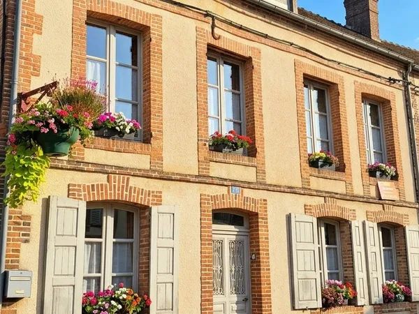MAISON DE VILLE DANS PETIT VILLAGE DU PERCHE
