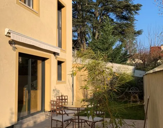 Maison meublée dans une propriété individuelle avec accès privatif