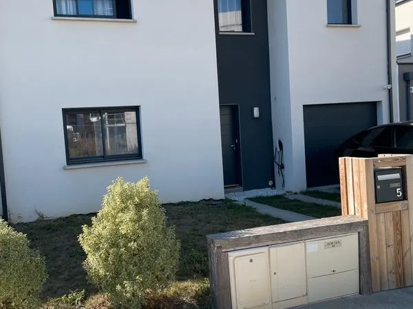 A louer Maison T5 récente 111 m² avec garage, terrasse et borne de recharge - Le Rheu