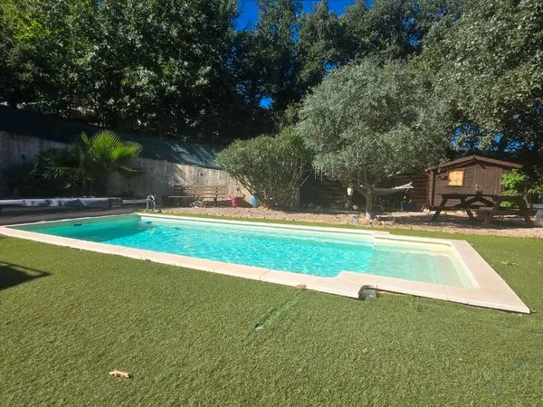 Maison avec studio, piscine et terrain de 1400m2