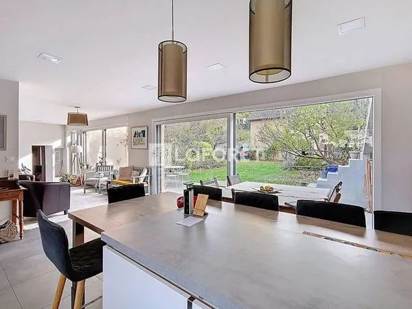 Maison 8 pièces 220 m²