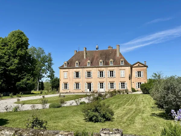 Château brionnais rénové avec très grandes dépendances et ses 28