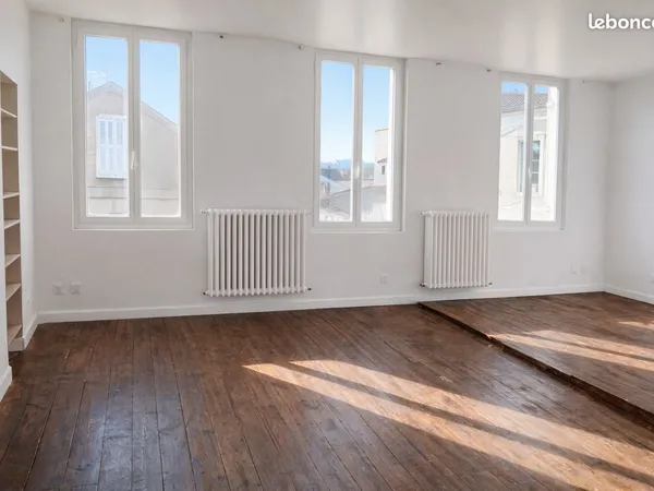 Grand duplex centre ville au calme