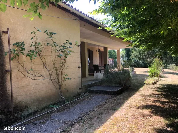 Maison de plain-pied proche du centre du Bugue avec jardin