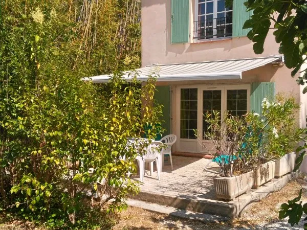 Vacances Hyeres La Garde Loue studio bd de mer campagne juillet août