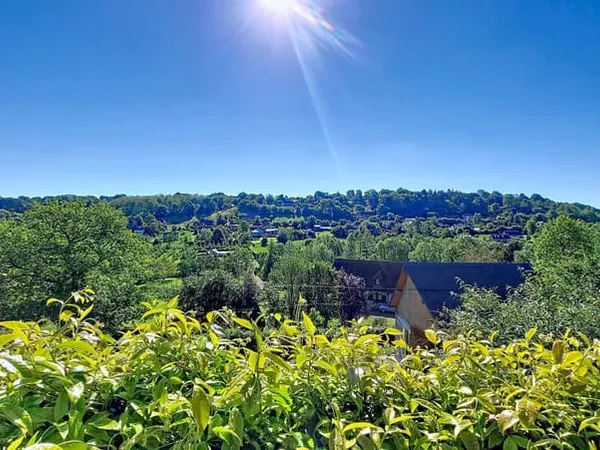 A Equemauville, dominant la vallée, Maison de 190 m² sur deux niveaux. Trois chambres et vaste séjou