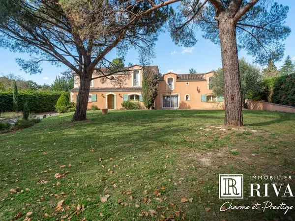 VILLA DE 339 M2 - 6 CHAMBRES - SUR 3200 M2