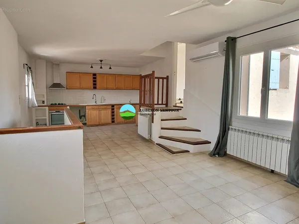 A deux pas du centre, très jolie maison de village.