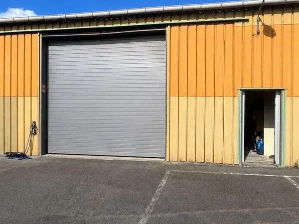 À louer - Local professionnel / entrepôt d'environ 200 m²