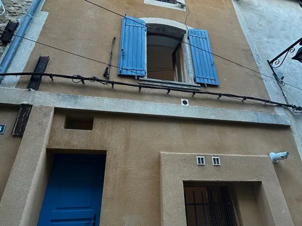 à louer - maison de ville de 85 m² à bagnols-sur-cèze