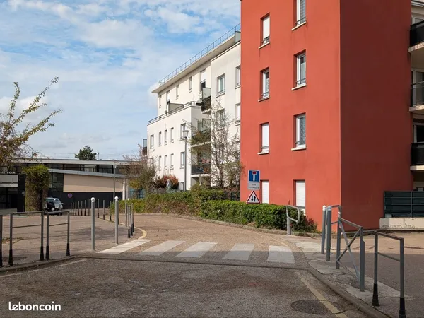Place de parking gare de Liesse