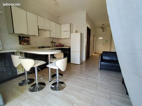 Maison à louer dans propriété privée avec parking