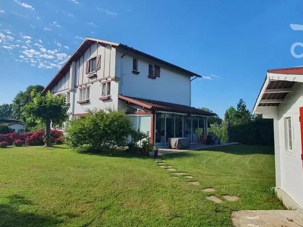 Appartement type 4 avec jardin et piscine