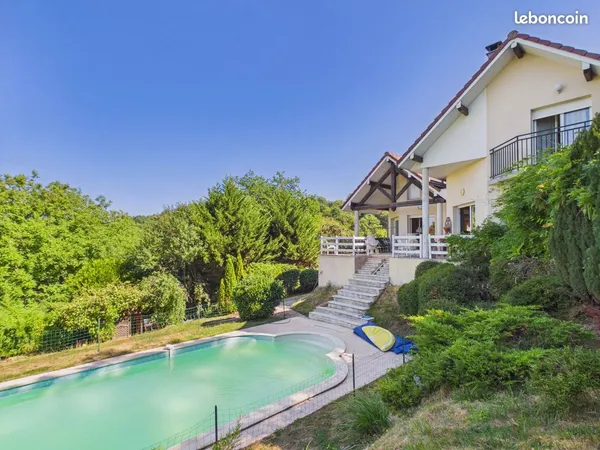 Propriété 5 pièces 145 m²