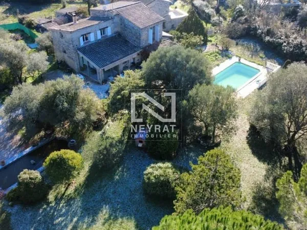 MAS EN PIERRE A FAYENCE VAR - MAGNIFIQUE JARDIN 3500m² AVEC PISCINE - BASSIN et FORAGE