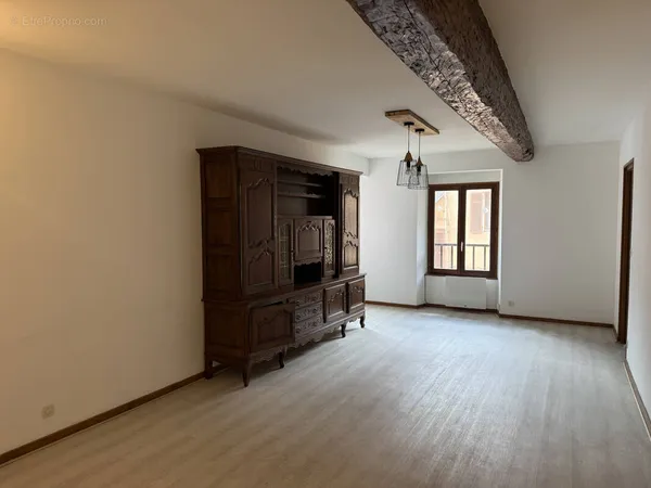 Appartement avec combles à aménager.