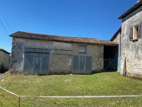 Granges en pierres aménageables en habitation, à Blanzaguet Saint-Cybard (16320), réseaux au pied du