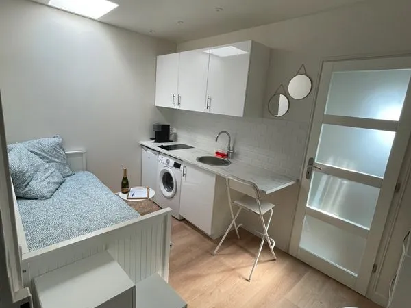 Vends chambre de bonne 11m2 Paris 7e vu Tour Eiffel du toit