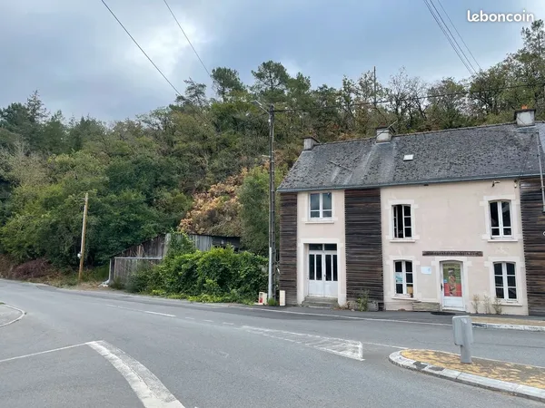 Double bâtiment industriel 1250m2 couvert + maison 200m2, le tout sur 6500m2