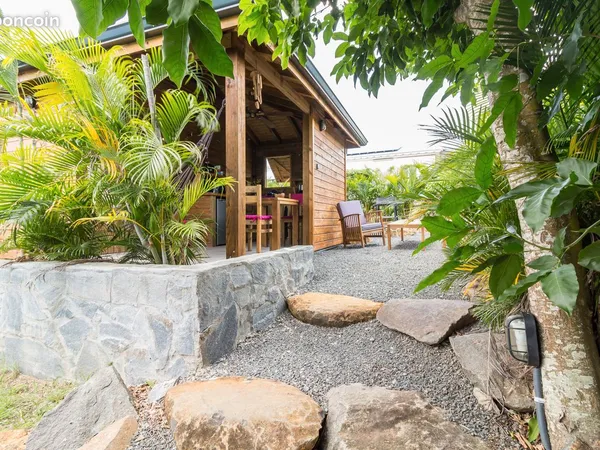 Bungalow meublé F2 avec piscine à St François