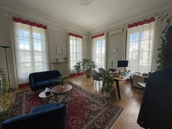 BUREAU AVEC SALLE DE SOIN - COURS GAMBETTA-LYON7