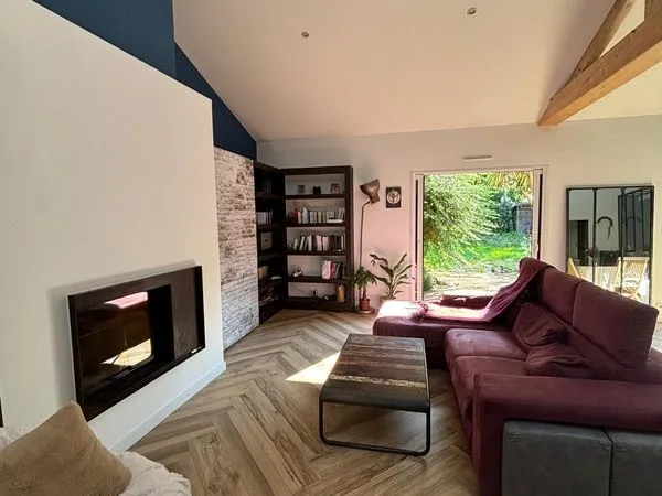 Maison contemporaine de plain-pied - 154 m² - Jardin arboré - Salon cathédrale