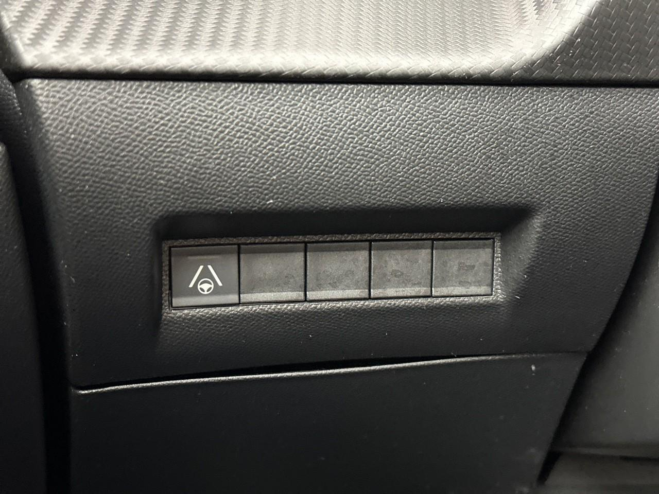 Peugeot 2008 hybrid 145 e-dcs6 gt — photo 17