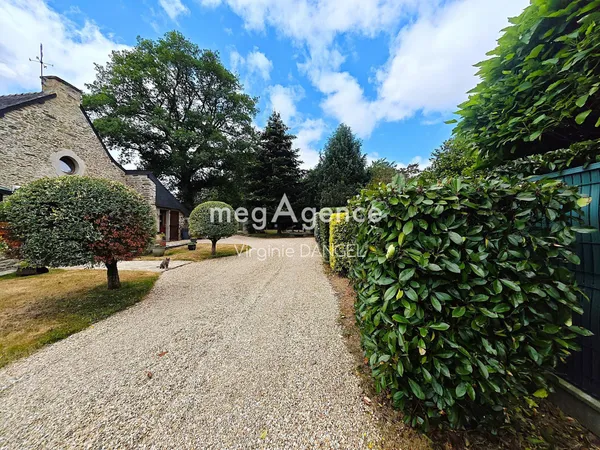 Maison en pierre avec double garage