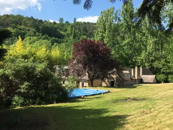 Maison en pierre de 190 m2 et dépendances