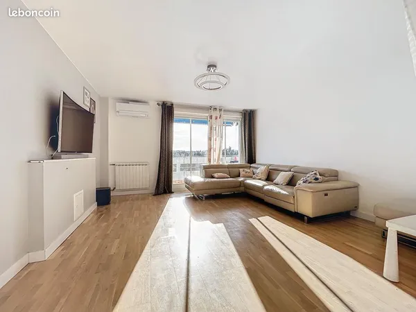 COLOCATION ÉTUDIANTE - 1 CHAMBRE CLIMATISÉES - 549/mois - DISPONIBLE IMMEDIATEMENT
