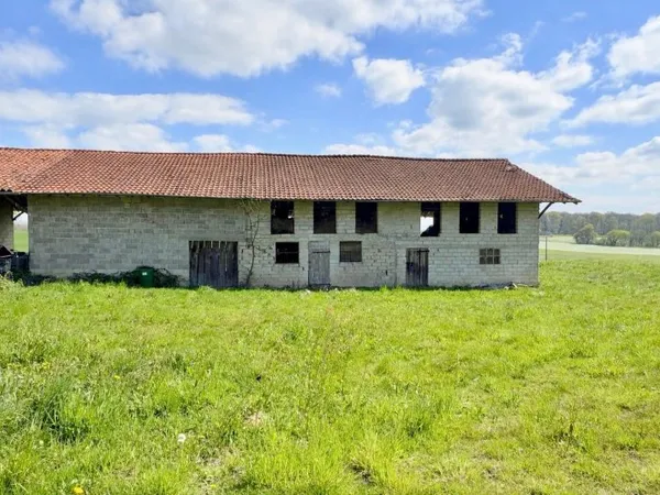 Imposante bâtisse à rénover dans un environnement champêtre incroyable à 30mn de Bourg en Bresse