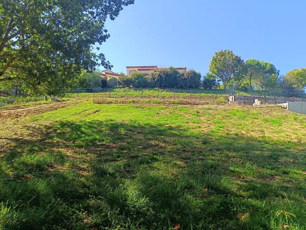 Terrain constructible de 1000 m2 à Aureville