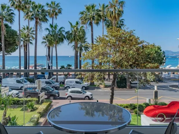 Cannes Croisette - 3 pièces rénové avec vue mer