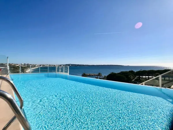Luxury 2-bedroom apartment with panoramic sea-view