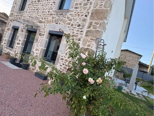 Maison en pierre avec dépendances