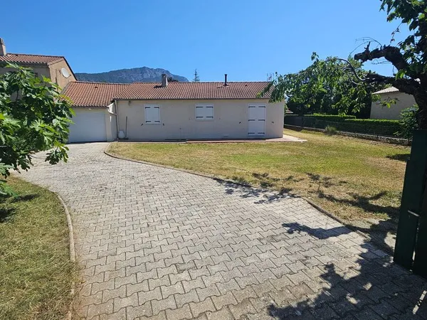 Maison T4 de plain-pied 90 m2 - Terrain 766 m2 - Grand garage - Dépendances - Le Thor
