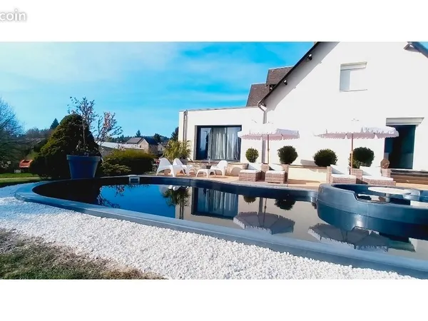 Villa avec piscine et local commercial