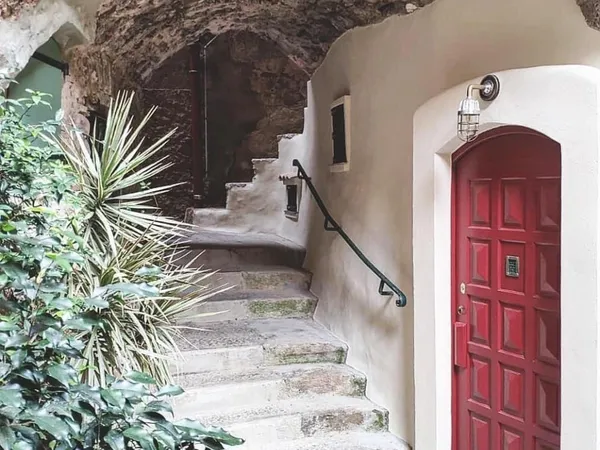 Roquebrune Village - Atelier 32 m² avec fort potentiel de transformation